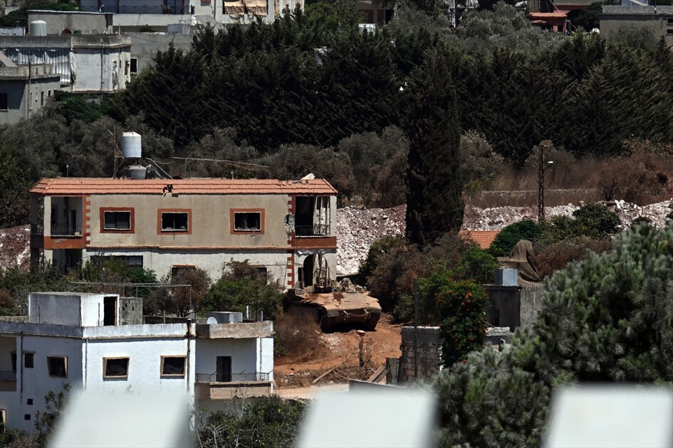 İsrail'in Lübnan'ın güneyinde patlayıcılarla hedef aldığı bölgedeki büyük tahribat görüntülendi