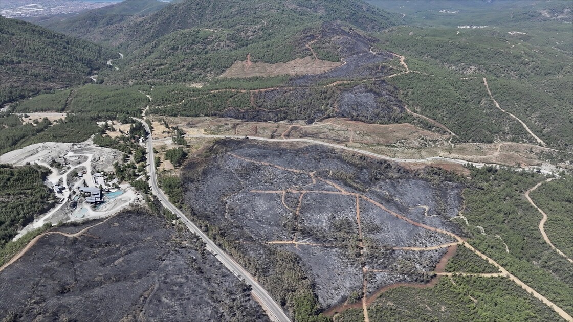 Fethiye'de yanan ormanlık alan havadan görüntülendi