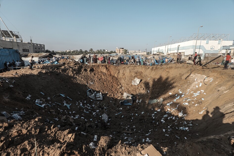 İsrail ordusu, Deyr Balah kentindeki ilaç deposu ve çadır kampı hedef aldı