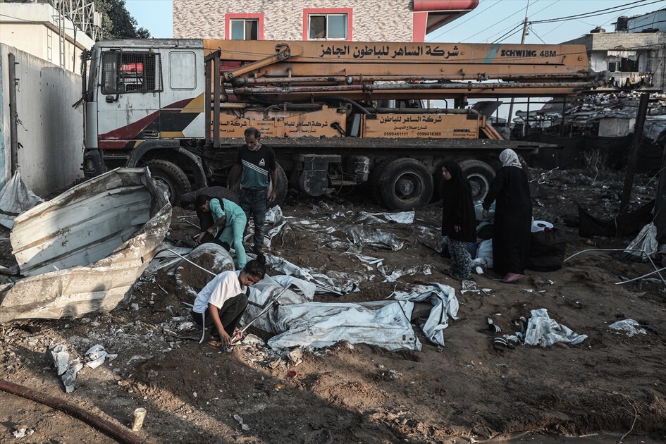 İsrail ordusu, Deyr Balah kentindeki ilaç deposu ve çadır kampı hedef aldı