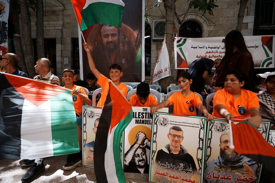 بصور ولافتات.. فلسطينيون يحيون في الضفة يوم نصرة غزة والأسرى