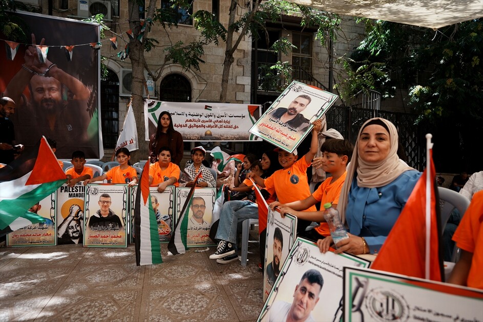 بصور ولافتات.. فلسطينيون يحيون في الضفة يوم نصرة غزة والأسرى