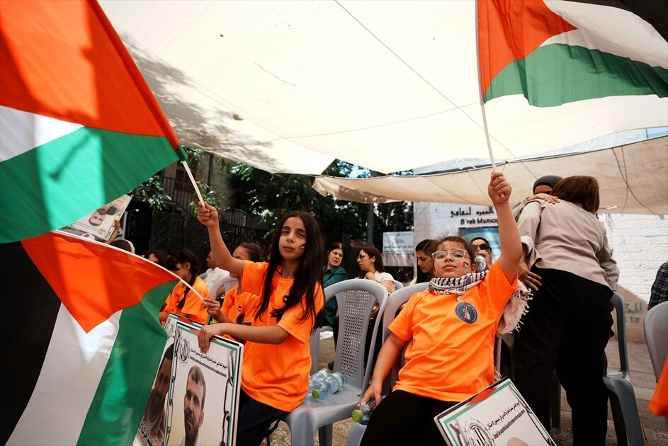 بصور ولافتات.. فلسطينيون يحيون في الضفة يوم نصرة غزة والأسرى