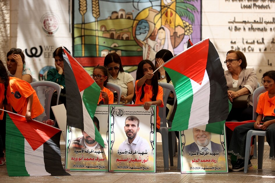 بصور ولافتات.. فلسطينيون يحيون في الضفة يوم نصرة غزة والأسرى