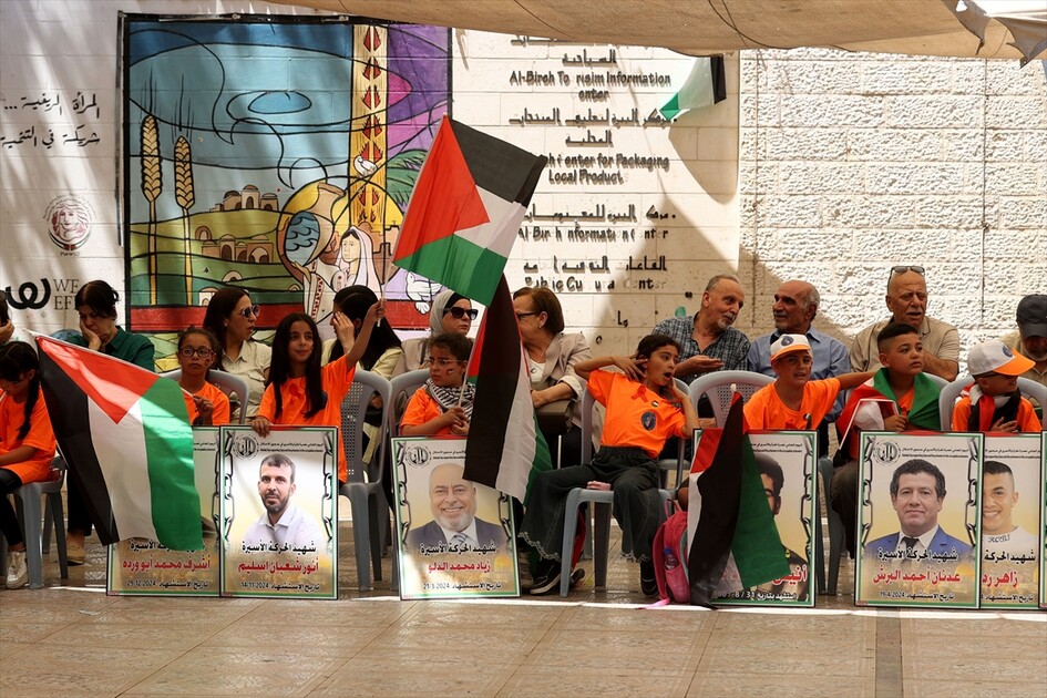 بصور ولافتات.. فلسطينيون يحيون في الضفة يوم نصرة غزة والأسرى