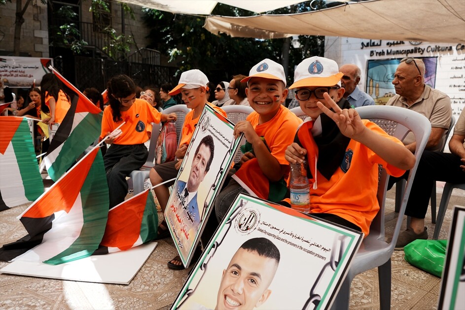 بصور ولافتات.. فلسطينيون يحيون في الضفة يوم نصرة غزة والأسرى