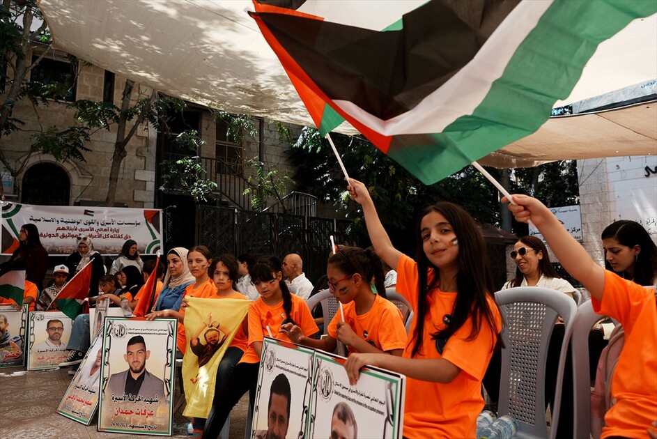 بصور ولافتات.. فلسطينيون يحيون في الضفة يوم نصرة غزة والأسرى