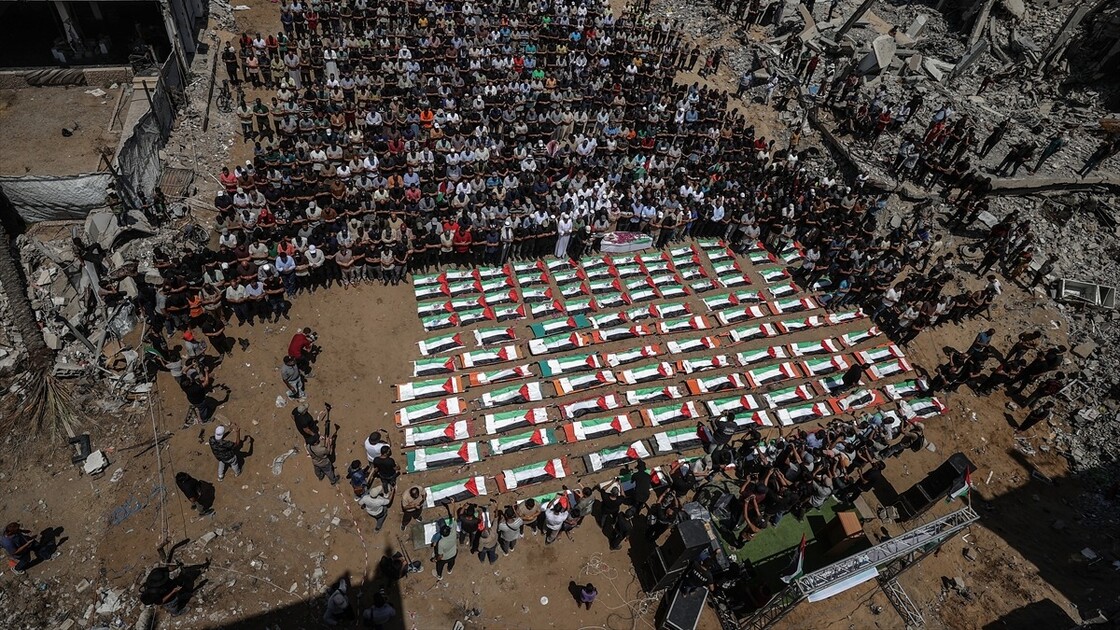 Gazze'de naaşları enkazdan çıkarılan 112 Filistinli için toplu cenaze töreni düzenlendi