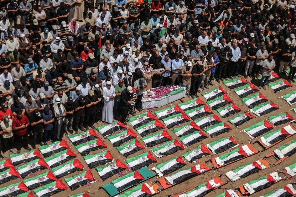 Gazze'de naaşları enkazdan çıkarılan 112 Filistinli için toplu cenaze töreni düzenlendi