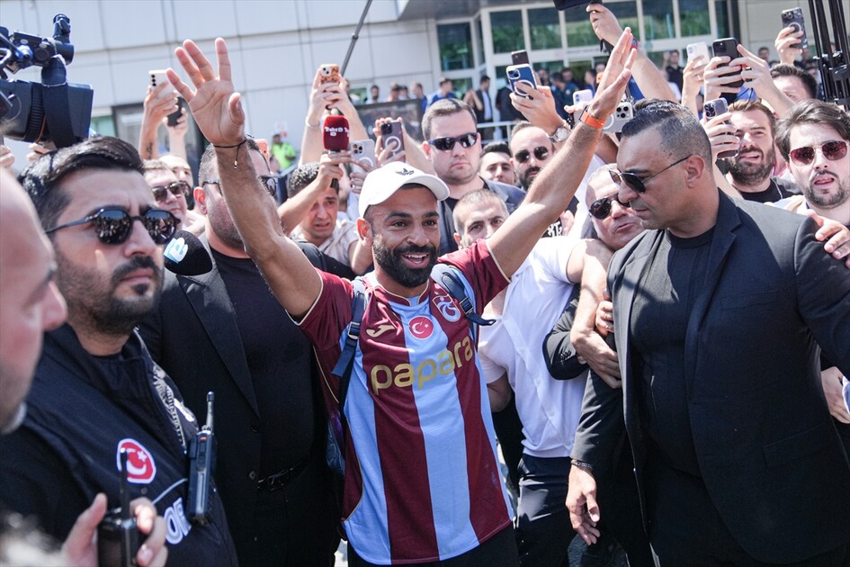 وصول نجم كرة القدم المصري محمد صلاح إلى إسطنبول
