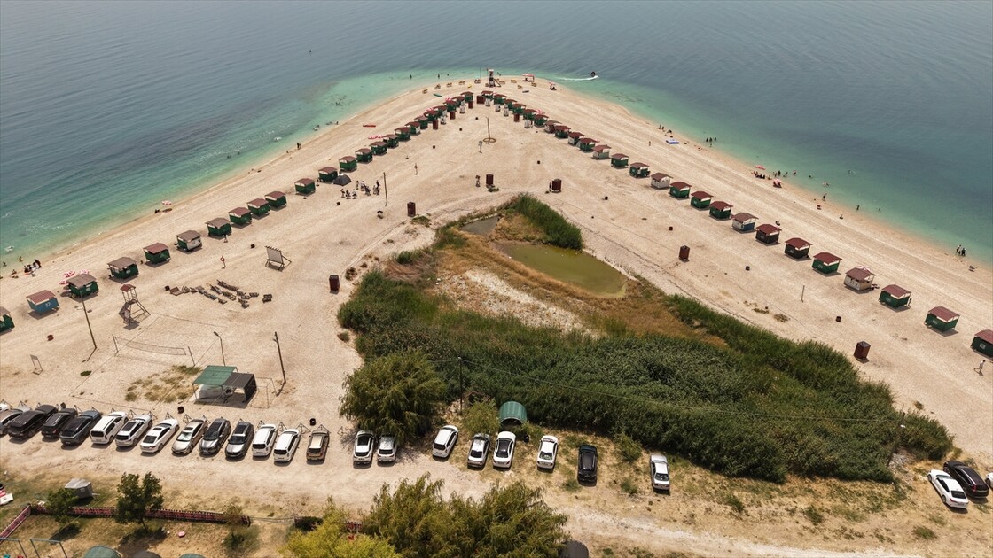 Van Gölü'ndeki Çakıl Adası serin suyu ve doğal güzellikleriyle ziyaretçilerini ağırlıyor