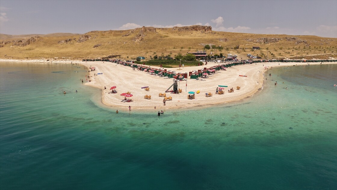 Van Gölü'ndeki Çakıl Adası serin suyu ve doğal güzellikleriyle ziyaretçilerini ağırlıyor