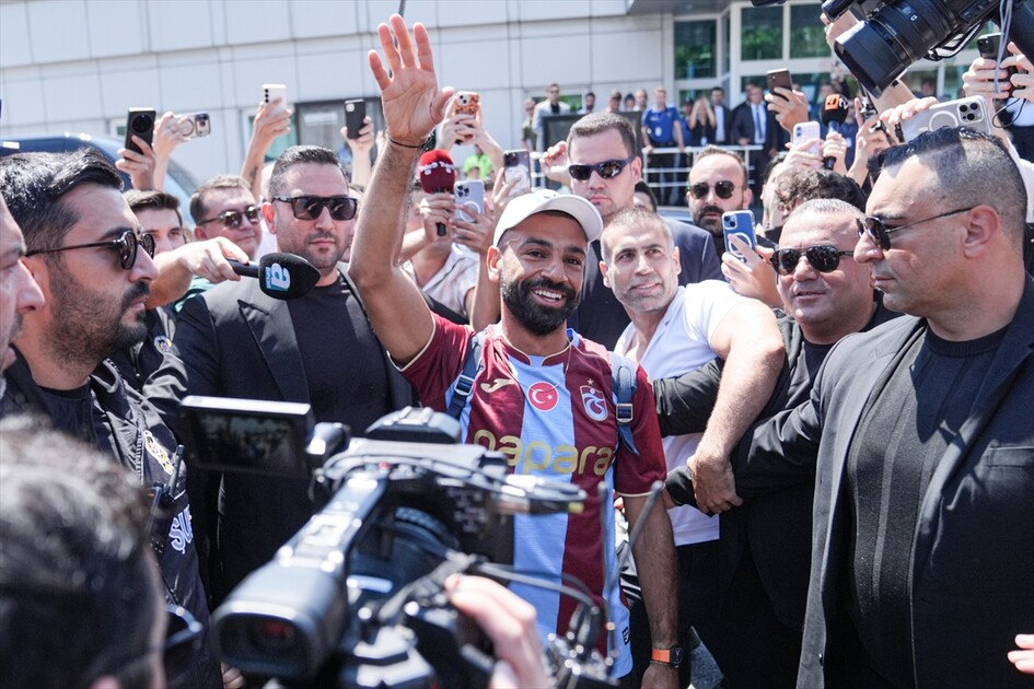 وصول نجم كرة القدم المصري محمد صلاح إلى إسطنبول