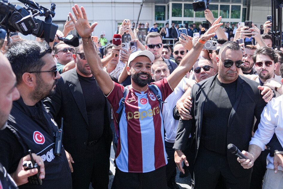 وصول نجم كرة القدم المصري محمد صلاح إلى إسطنبول
