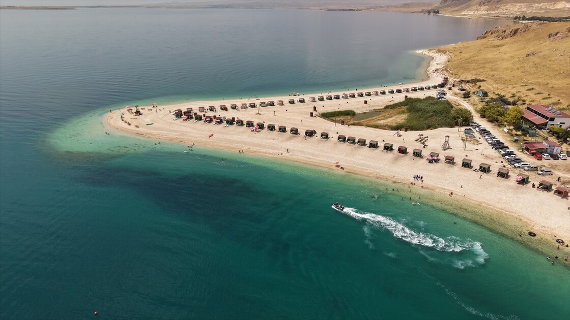 Van Gölü'ndeki Çakıl Adası serin suyu ve doğal güzellikleriyle ziyaretçilerini ağırlıyor