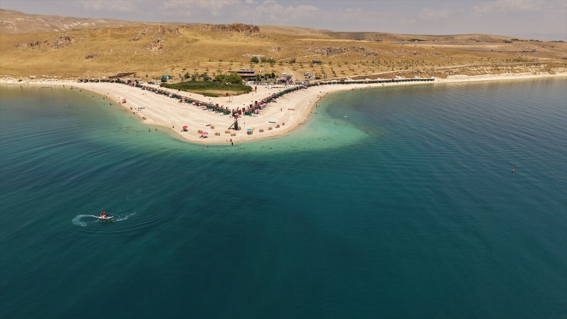 Van Gölü'ndeki Çakıl Adası serin suyu ve doğal güzellikleriyle ziyaretçilerini ağırlıyor
