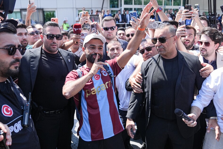 وصول نجم كرة القدم المصري محمد صلاح إلى إسطنبول