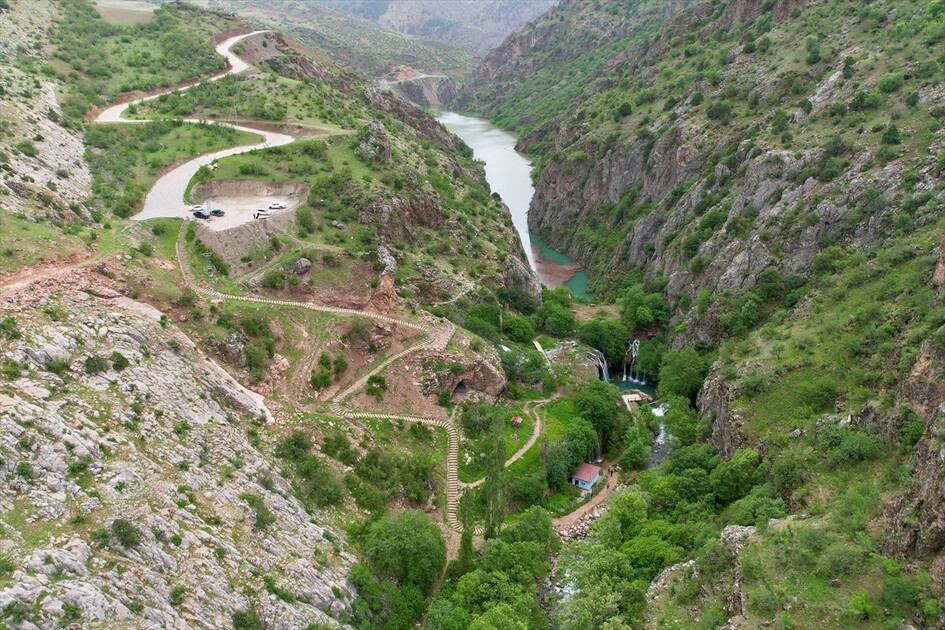 344 basamakla ulaşılan Yeşilköy Şelalesi doğaseverleri bekliyor