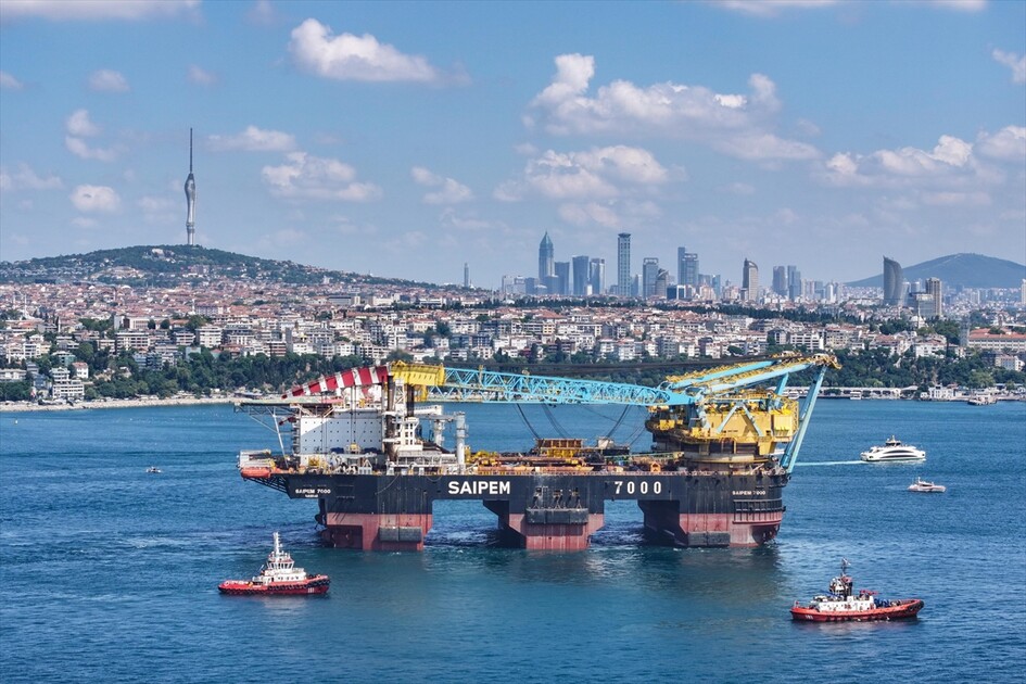 Dev vinç gemisi 'Saipem 7000' İstanbul Boğazı'nda görüntülendi