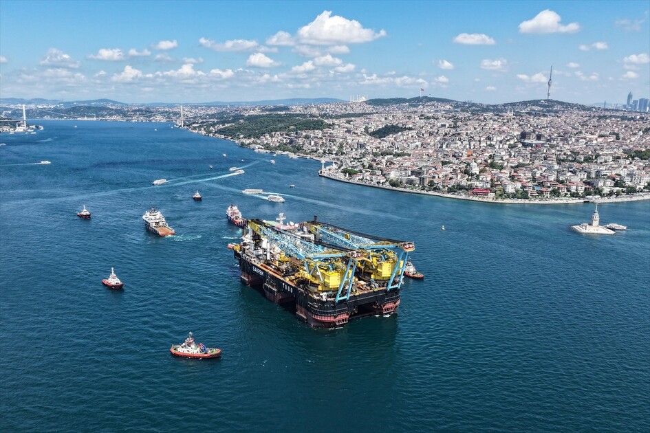 Dev vinç gemisi 'Saipem 7000' İstanbul Boğazı'nda görüntülendi