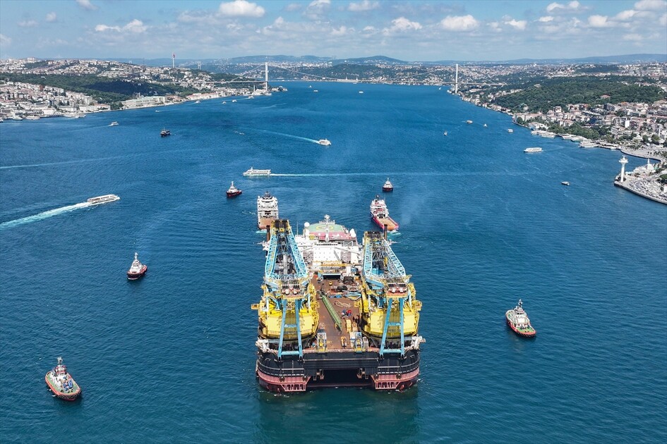 Dev vinç gemisi 'Saipem 7000' İstanbul Boğazı'nda görüntülendi