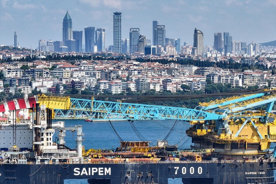 Dev vinç gemisi 'Saipem 7000' İstanbul Boğazı'nda görüntülendi