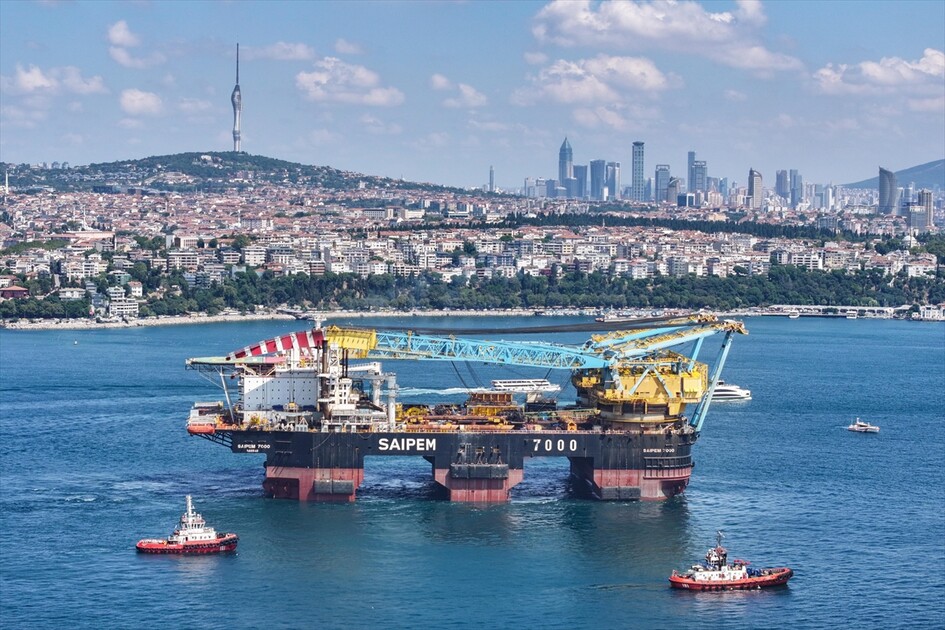Dev vinç gemisi 'Saipem 7000' İstanbul Boğazı'nda görüntülendi