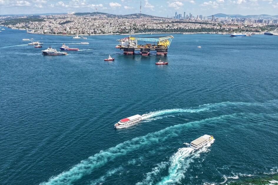 Dev vinç gemisi 'Saipem 7000' İstanbul Boğazı'nda görüntülendi