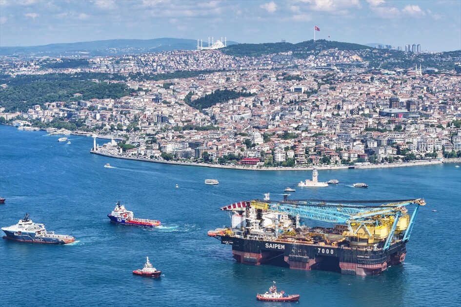 Dev vinç gemisi 'Saipem 7000' İstanbul Boğazı'nda görüntülendi