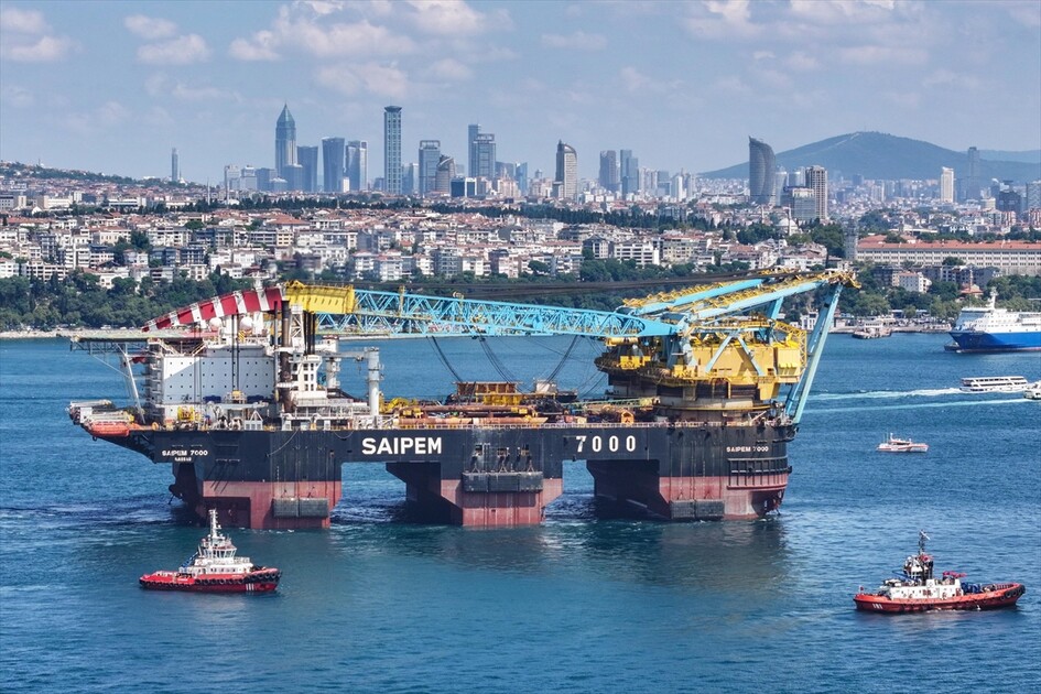 Dev vinç gemisi 'Saipem 7000' İstanbul Boğazı'nda görüntülendi