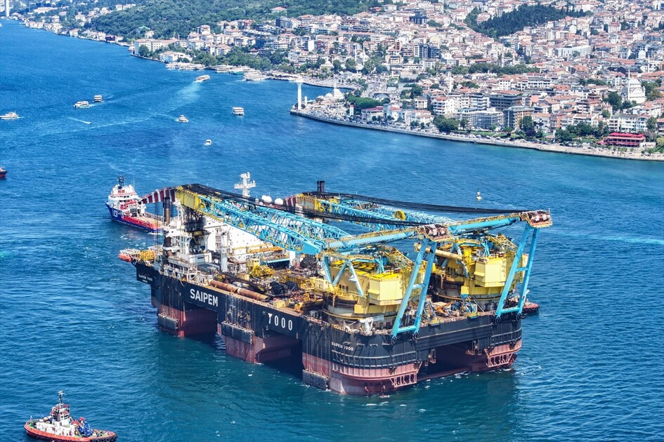 Dev vinç gemisi 'Saipem 7000' İstanbul Boğazı'nda görüntülendi