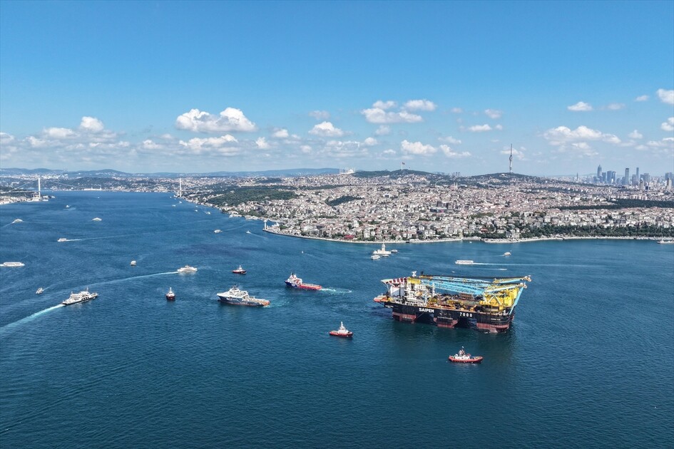Dev vinç gemisi 'Saipem 7000' İstanbul Boğazı'nda görüntülendi