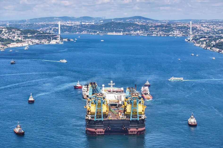 Dev vinç gemisi 'Saipem 7000' İstanbul Boğazı'nda görüntülendi