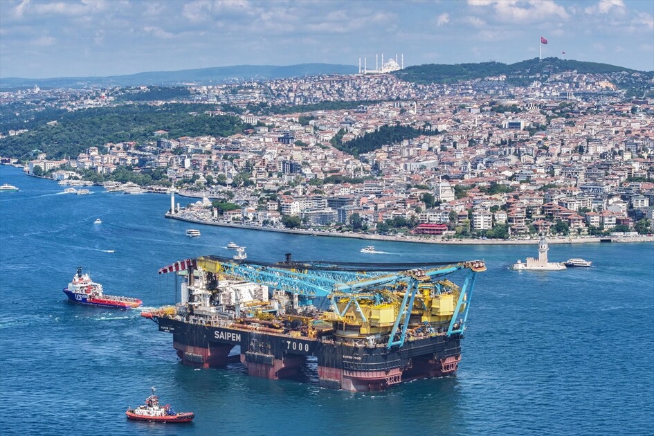 Dev vinç gemisi 'Saipem 7000' İstanbul Boğazı'nda görüntülendi