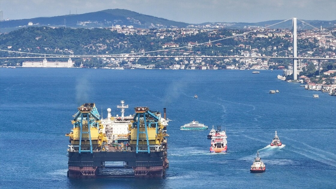 Dev vinç gemisi 'Saipem 7000' İstanbul Boğazı'nda görüntülendi