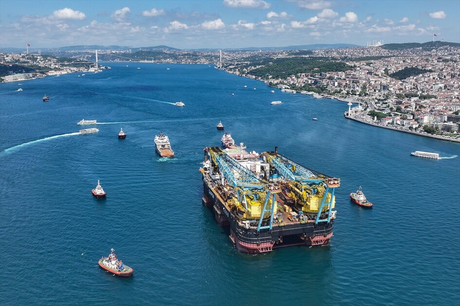 Dev vinç gemisi 'Saipem 7000' İstanbul Boğazı'nda görüntülendi
