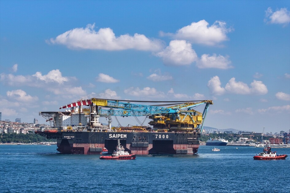 Dev vinç gemisi 'Saipem 7000' İstanbul Boğazı'nda görüntülendi