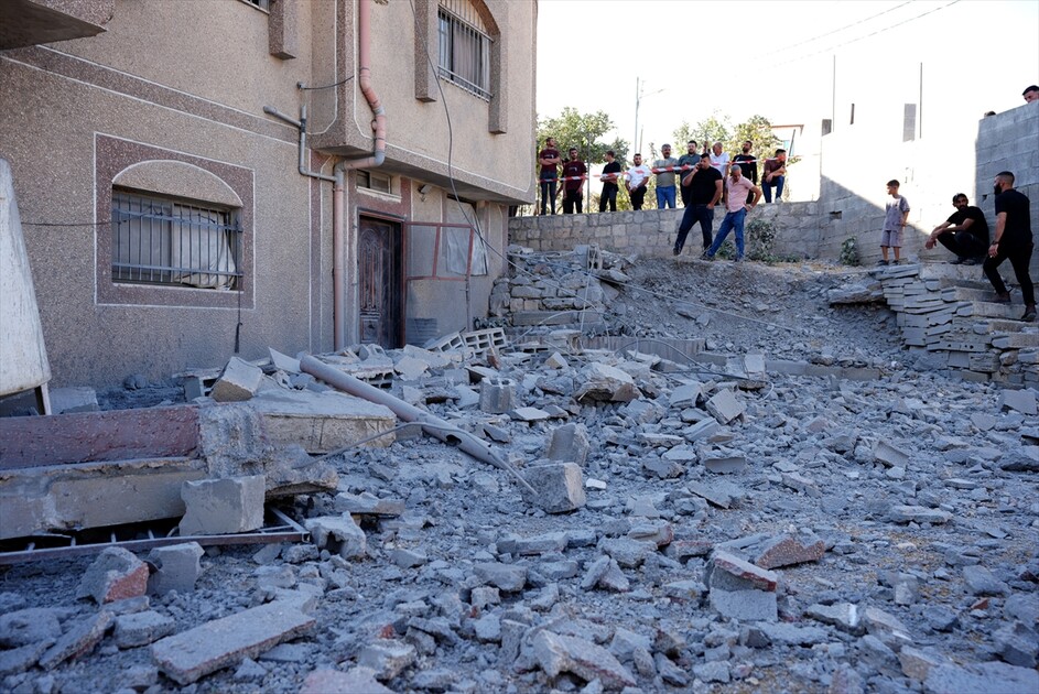 İsrail askerleri, Batı Şeria'da öldürülen Filistinlinin evini yıktı