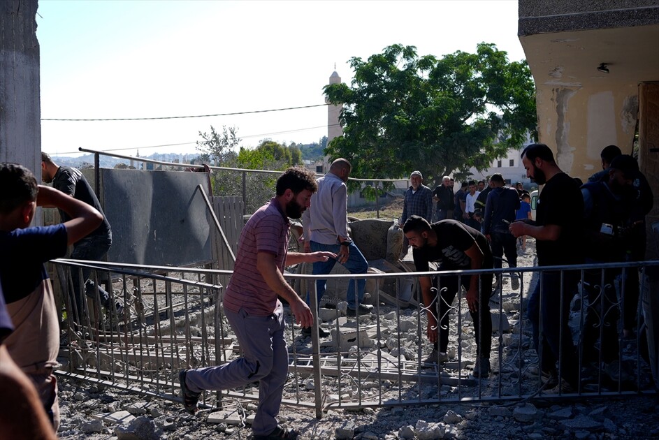 İsrail askerleri, Batı Şeria'da öldürülen Filistinlinin evini yıktı