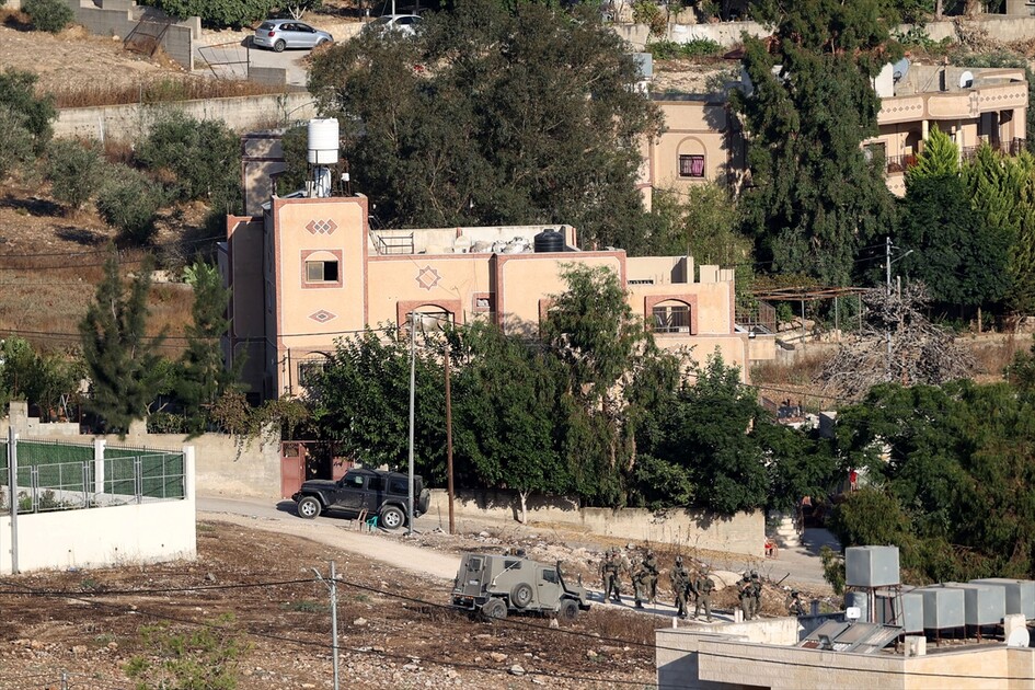 İsrail askerleri, Batı Şeria'da öldürülen Filistinlinin evini yıktı