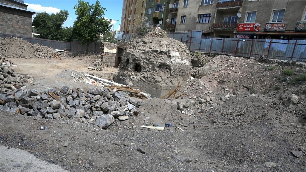 Erzurum'da ahilik teşkilatını kuran Ahi Toman Baba'nın kümbeti gün yüzüne  çıkarılıyor