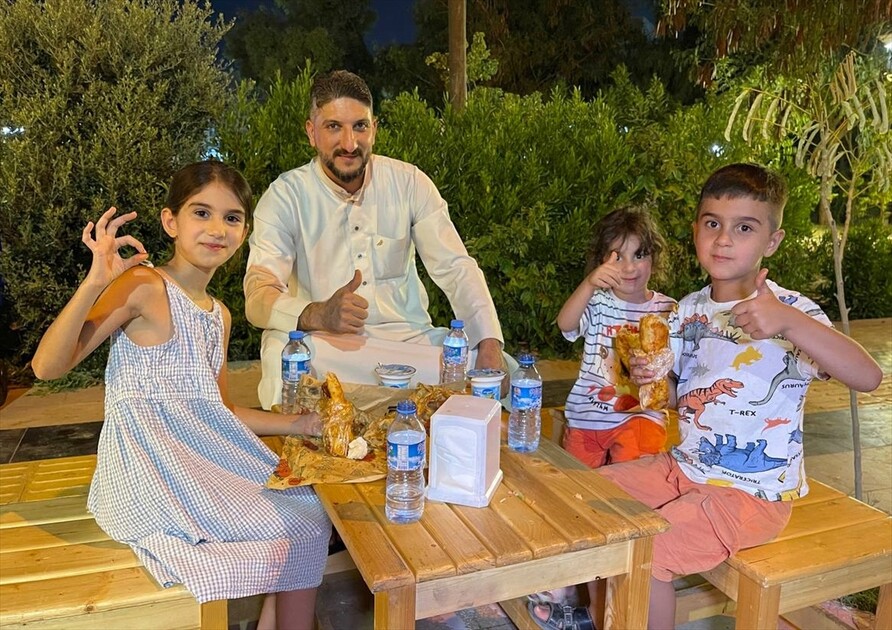من حافلة مدرسية إلى مطعم.. 3 شبان ينقلون