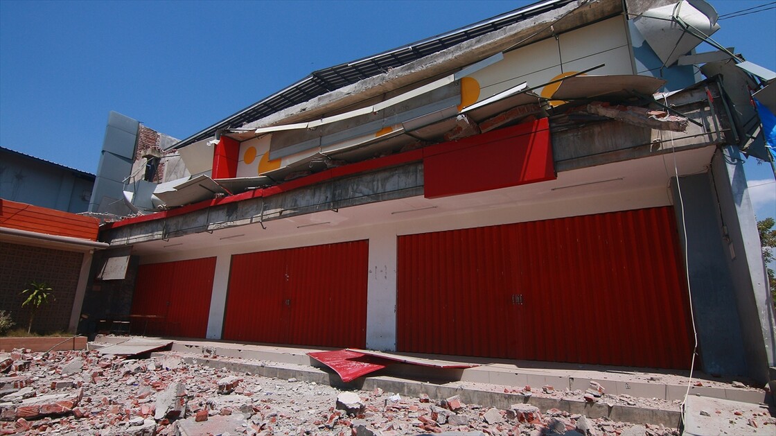 Endonezya'da 7,7 büyüklüğündeki depremde can kaybı 68'e yükseldi