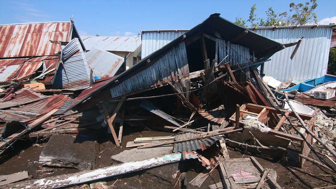 Endonezya'da 7,7 büyüklüğündeki depremde can kaybı 68'e yükseldi