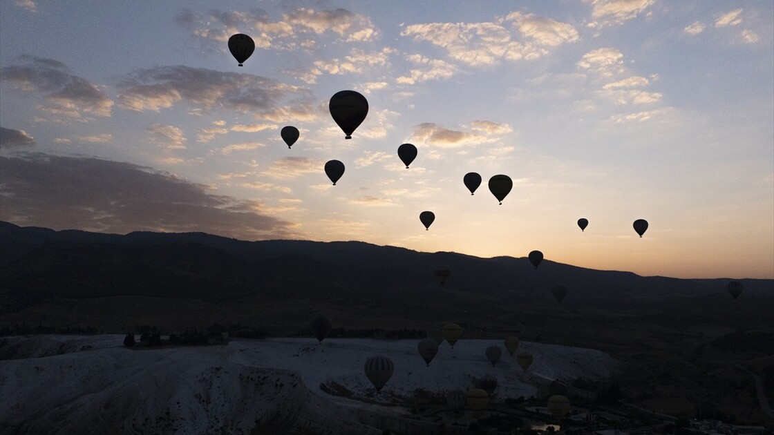 Pamukkale'de balonlar gökyüzünü, gece müzeciliği tarihi canlandırıyor