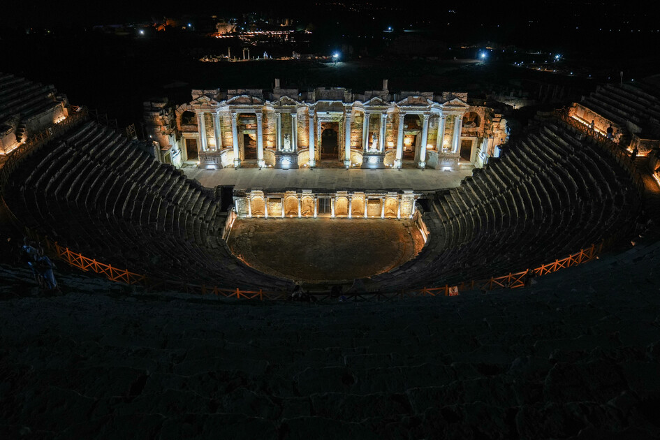 Pamukkale'de balonlar gökyüzünü, gece müzeciliği tarihi canlandırıyor