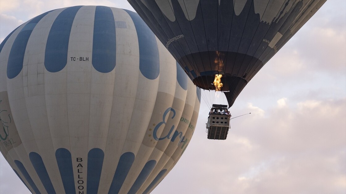 Pamukkale'de balonlar gökyüzünü, gece müzeciliği tarihi canlandırıyor