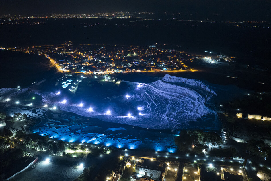 Pamukkale'de balonlar gökyüzünü, gece müzeciliği tarihi canlandırıyor