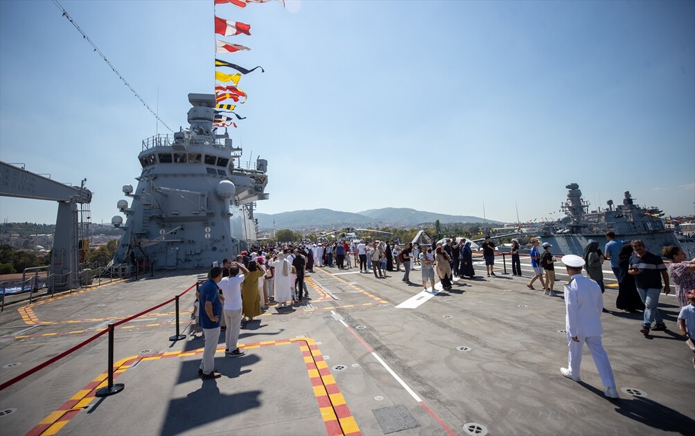 Флагман ВМС Турции TCG Anadolu вызвал большой интерес у посетителей фестиваля TEKNOFEST Mavi Vatan