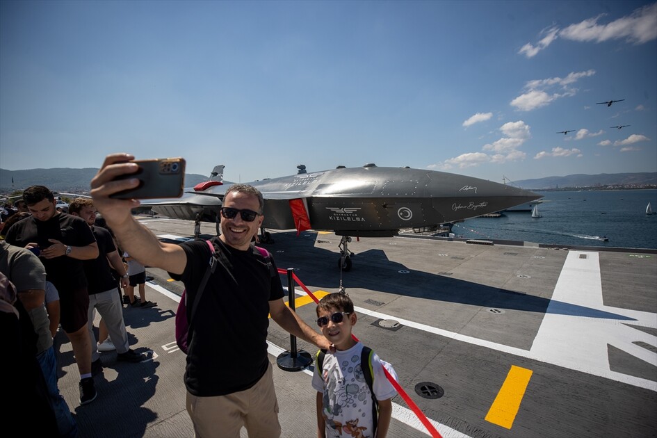 Флагман ВМС Турции TCG Anadolu вызвал большой интерес у посетителей фестиваля TEKNOFEST Mavi Vatan